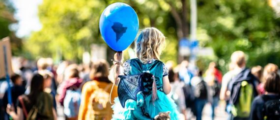 Manifestazione per il clima - Mika Baumeister su Unsplash