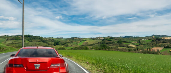 Auto elettrica su un paesaggio italiano - AI di Adobe Creator