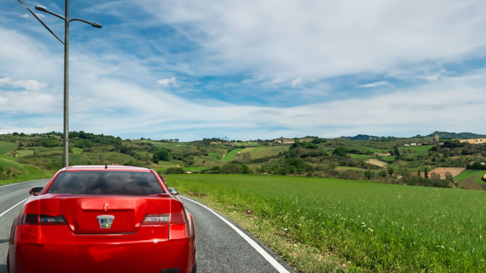 Auto elettrica su un paesaggio italiano - AI di Adobe Creator